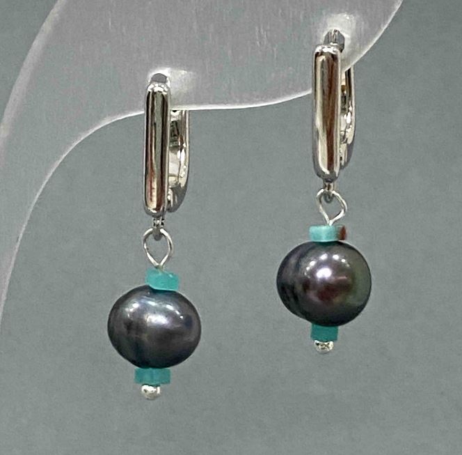 Earrings with graphite-colored freshwater pearls, diameter 9×7.5 mm, Variscite cube 2.5 mm, length 28 mm