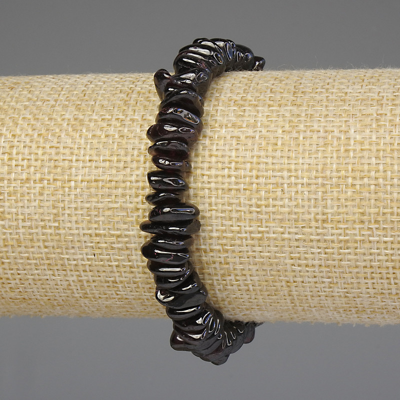 Garnet Chip Bracelet, 7–9×3–5 mm, length 18 cm, stretch