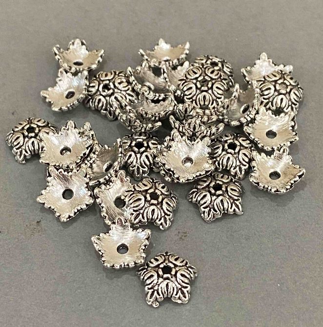 Bead Cap Findings in Silver Metal Color, 10 mm Diameter, 1.7 mm Hole Diameter, Packaging 40 pcs