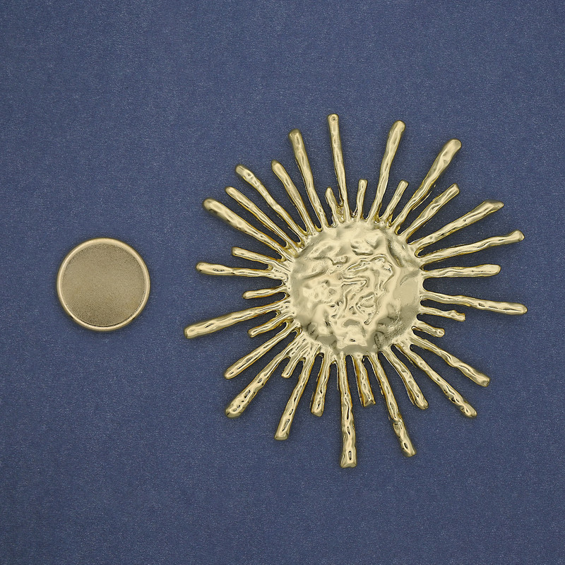 Sun Magnetic Brooch in Golden Metal 76mm+