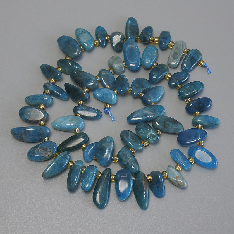 Apatite chip beads butterfly shape, diameter 10-16×6-7 mm ±, seed beads 3 mm ±, length 39 cm ± on thread