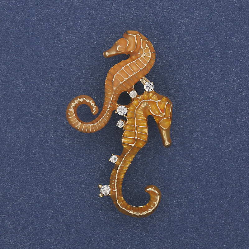 Seahorse Brooch beige enamel white rhinestones gold-tone metal 22×41 mm+