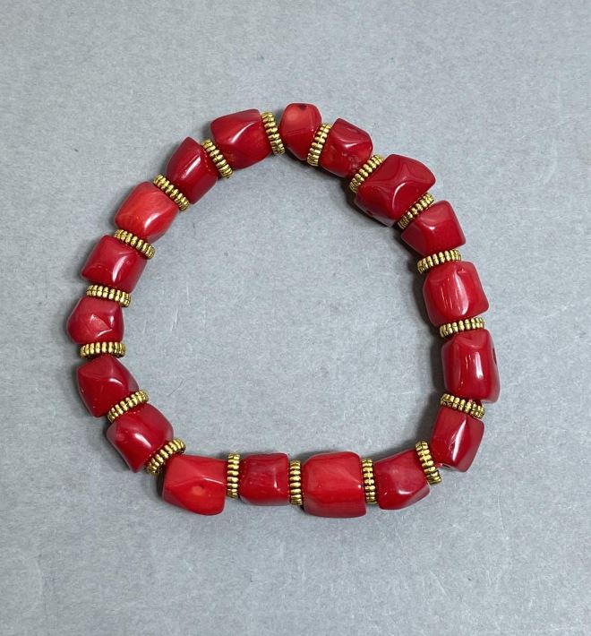 Coral cabochon bracelet 8-9×7-11 mm +/- with metal inlays, length 18 mm +/- stretch