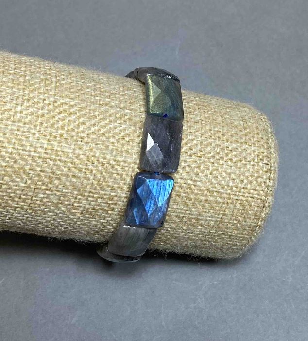 Labradorite bracelet with iridescence — faceted link 16×12 mm, length 18 cm, stretch