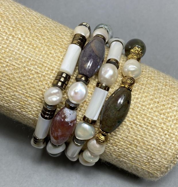 Bracelet Set: Pearls 7-9×7-8 mm, Jasper Seed 20×10 mm, Hematite Rondelle 6× mm, Mother-of-Pearl Cylinder 13×6 mm, 18 cm stretch