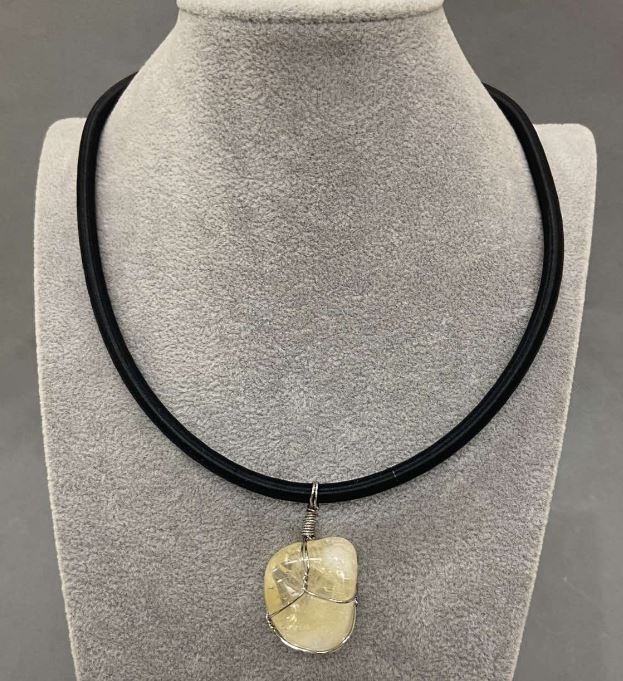 Кулон Цитрин в обплетенні 20х30(+-)мм на шнурку каучуковому обмотка, діаметр 5мм + -, довжина 45см+5см ланцюжок