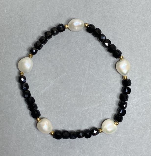 Bracelet with faceted tourmaline cube beads, 4 mm diameter, and freshwater pearls 8–8.5×8 mm, length 18 cm, stretch