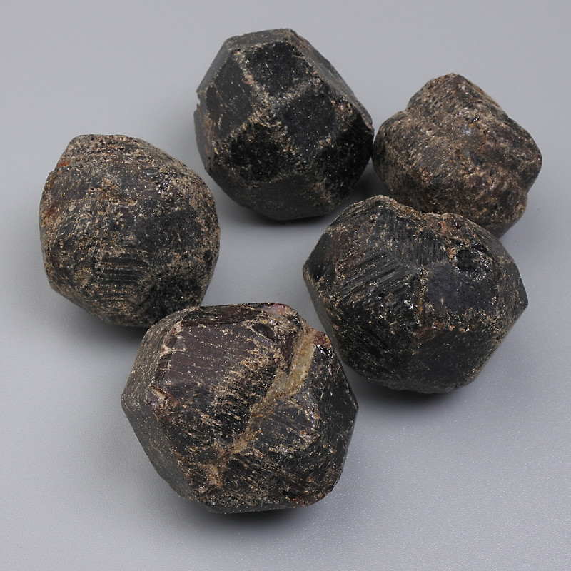 Натуральний камінь Гранат галтівка без отвору 20-26х20-24мм+- (за 100г+-)