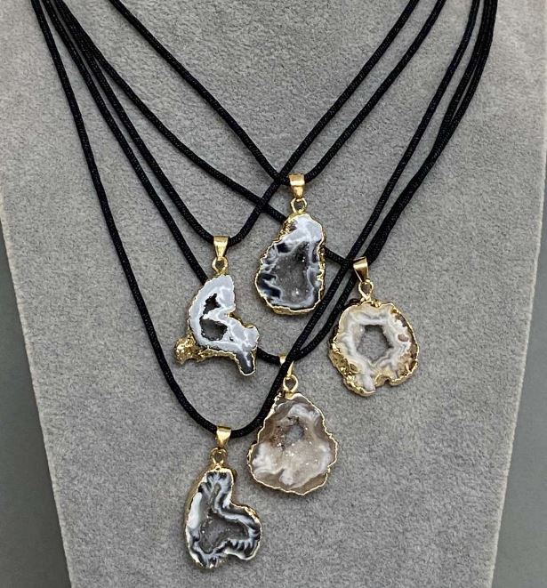 Кулон Агат зріз друза 23-25х20-22мм+-, довжина 32-37мм+- асорті розміри на шнурку, довжина 56см+ на затягувані