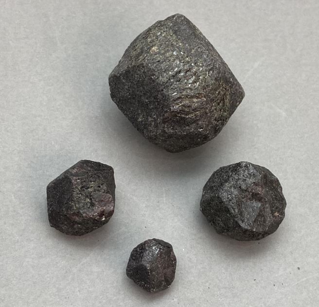 Natural Unprocessed Garnet Stone, dimensions 12–35 × 10–30 × 10–30 mm ± (assorted sizes) (Price per 100 g)