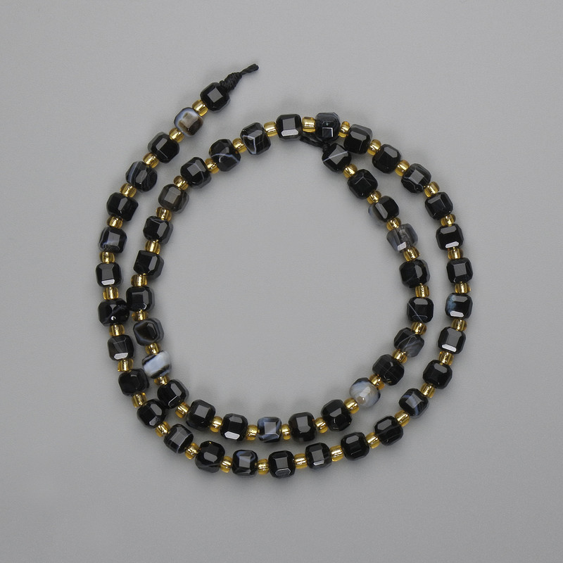 Agate faceted cube beads 5x5mm ±, seed beads 3mm ±, length 38 cm ±