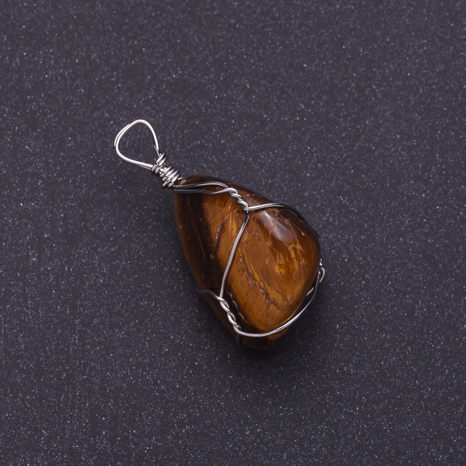 Pendant with natural Tiger's Eye in a silver-plated weave 2.5×2.2 cm (+-)