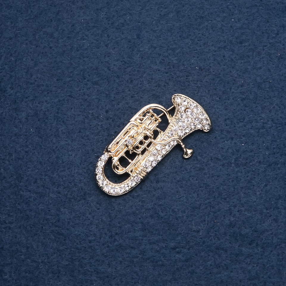 Brooch from the musical series 'Trumpet' 47×26 mm, metal color 'gold'