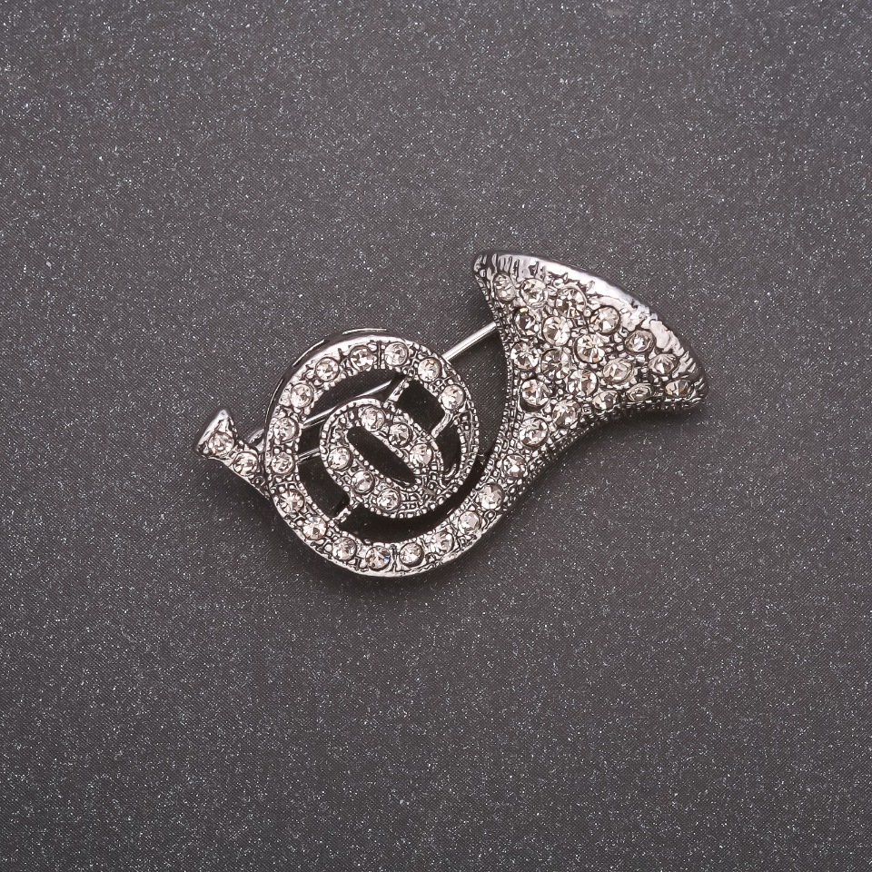 Брошка Труба в стразах сірий метал 30х20мм