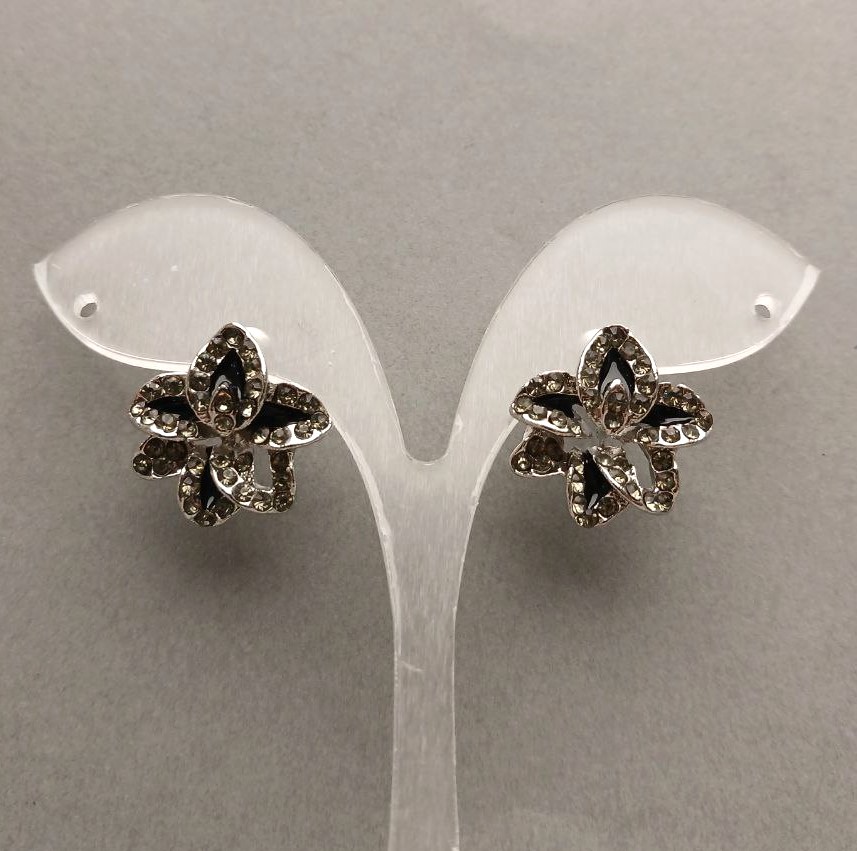 Stud earrings in free-form flower shapes, adorned with rhinestones, silver-plated / 20mm