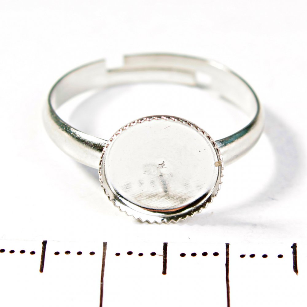 Price per pack / 10 pcs. 10 mm Round base for rings with serrated edge