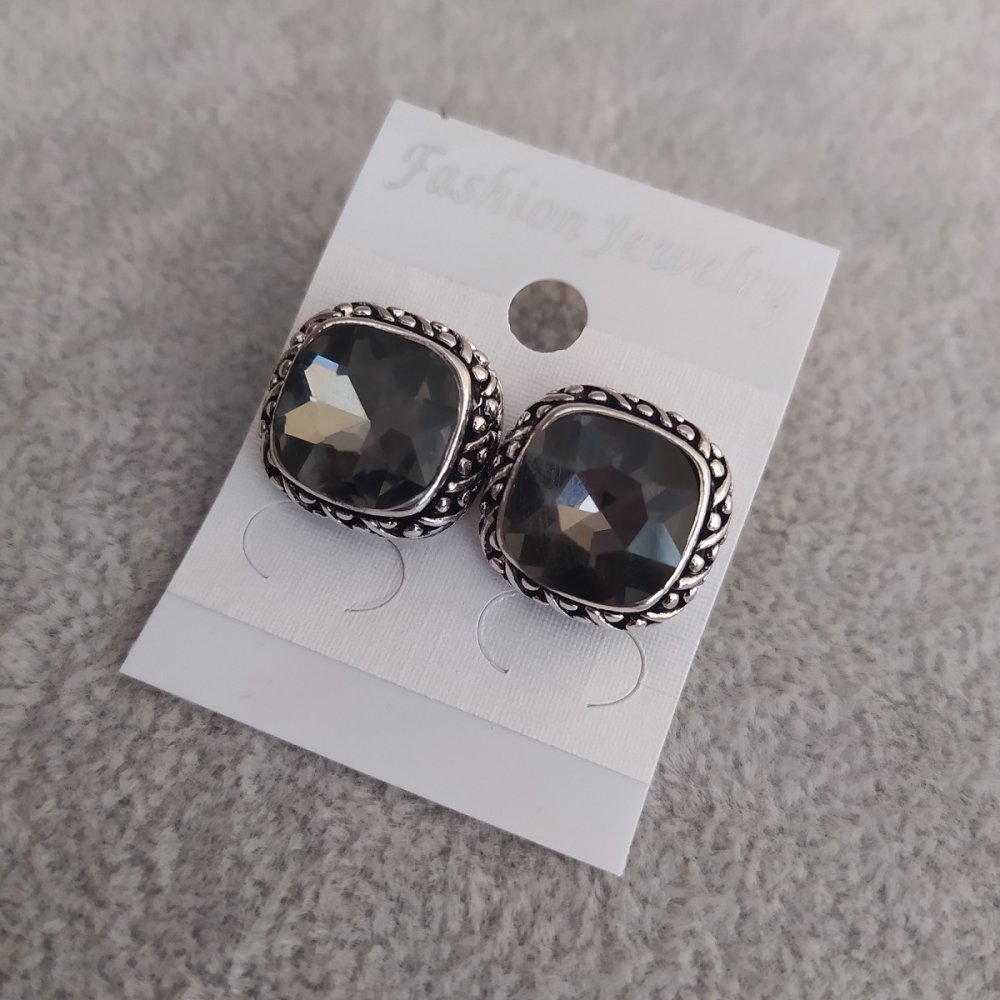 Earrings 1.7 cm square gray crystal