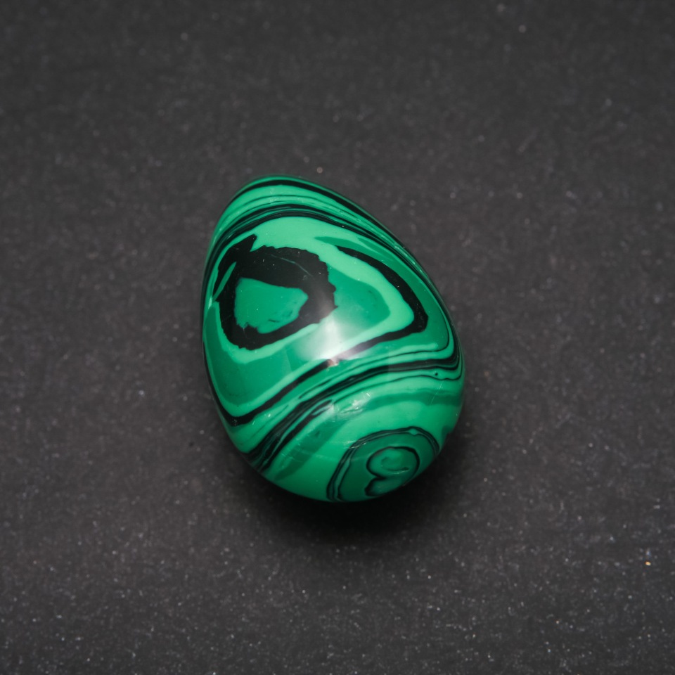 Malachite natural stone souvenir egg, diameter 35×25 mm