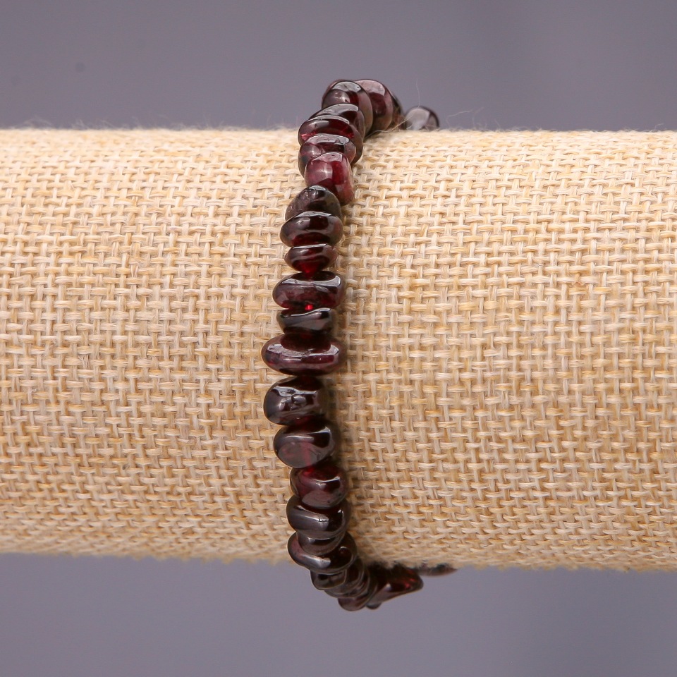 Bracelet made of natural garnet chips, 7(±)mm diameter, on elastic, length 18 cm