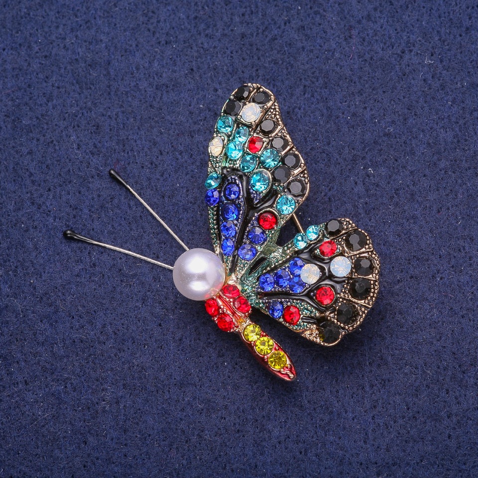 Butterfly Brooch with Crystals and Majorca Pearl, Gold-Tone Metal 32x41 mm