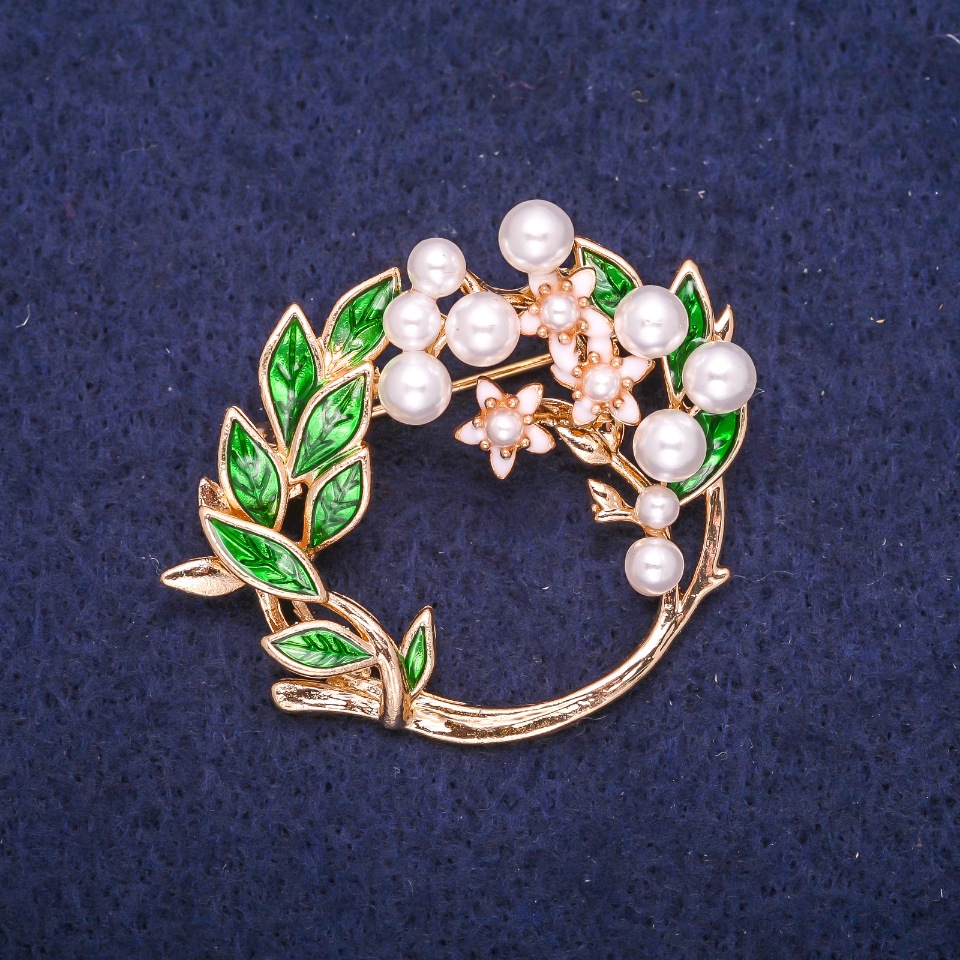 Brooch 'Wreath' with Pearl Beads, Enamel, White-Green, 41×35 mm, Gold-Tone Metal