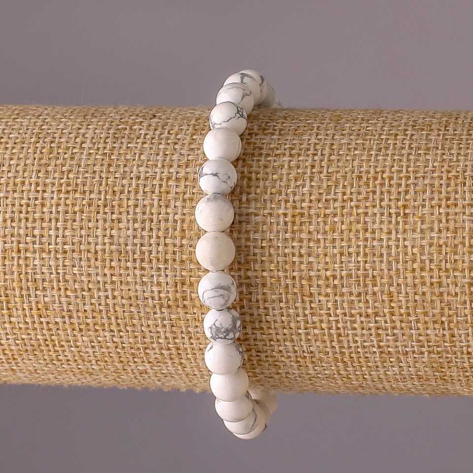 Howlite bracelet on elastic cord, smooth bead, 6 mm diameter, 18 cm length