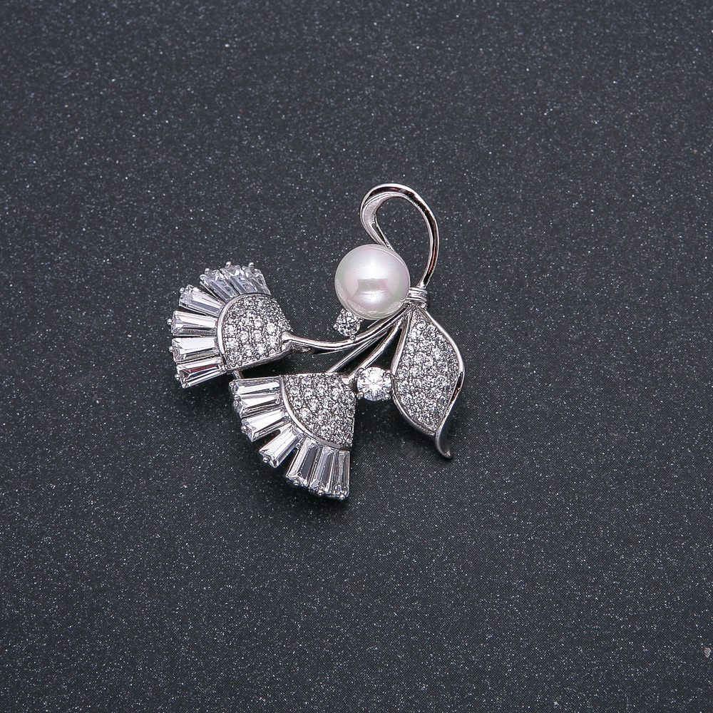 Brooch Xuping Rhodium-plated with Pearl, diameter 8 mm ±, with white stones and rhinestones, 33×31 mm ±