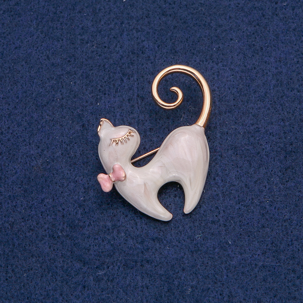 Cat Brooch with Pink Bow, Pearl Enamel, Gold-Toned Metal 39×37 mm +