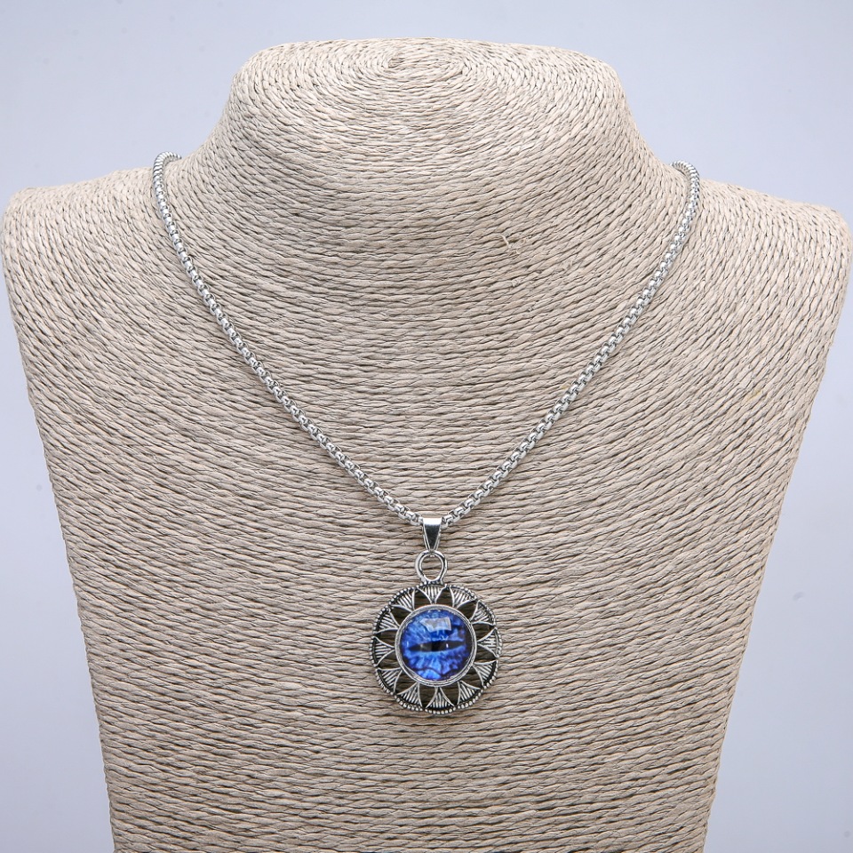 Pendant 'Dragon's Eye' in bezel 42x30 mm on chain, length 70 cm, silver-tone metal