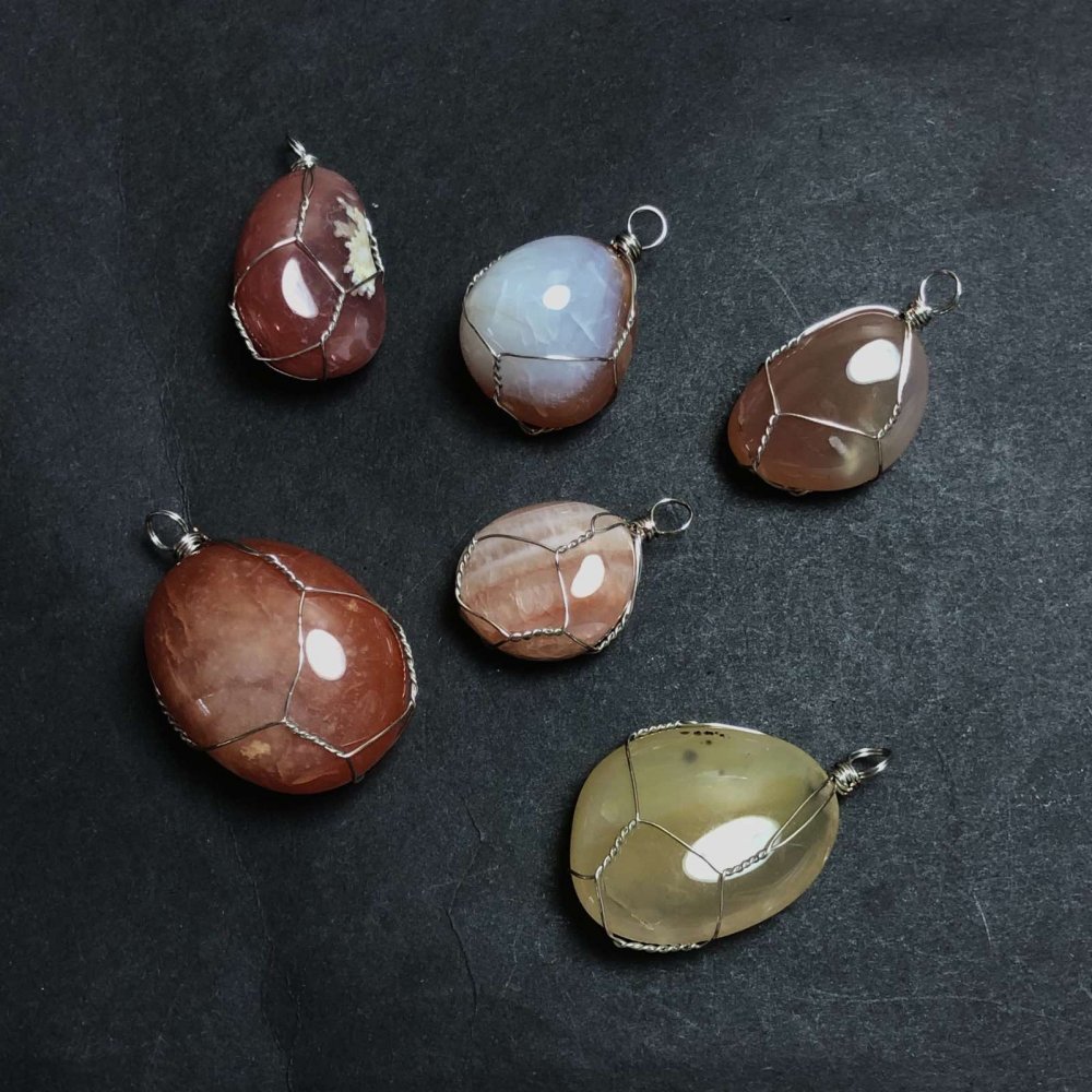 Pendant in a silver-plated weave with natural carnelian, assorted sizes