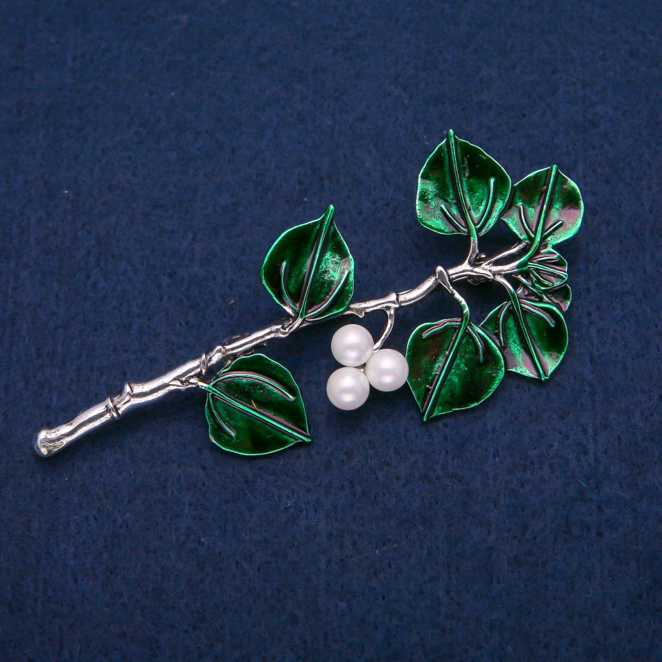 Brooch 'Berries on the Branch' Majorca Pearls with Green Enamel, Silvery Metal 38x83mm