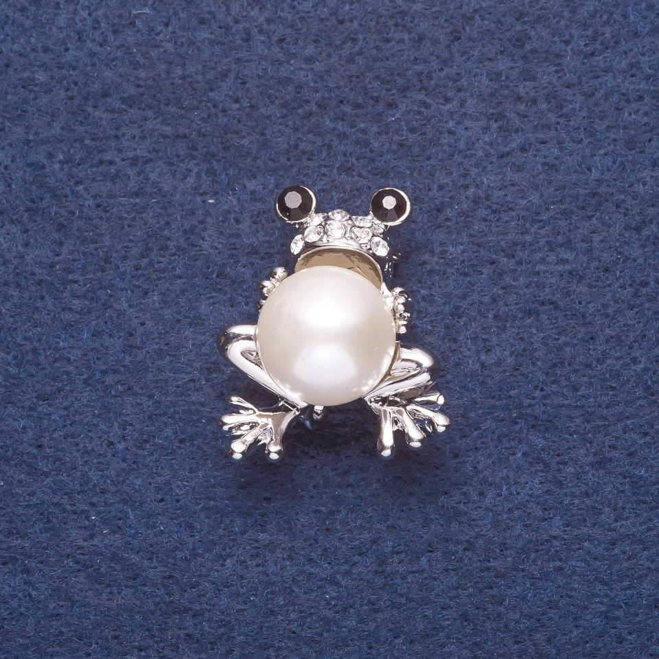 Brooch 'Frog with a White Pearl' - Silver metal, 3×2.5 cm