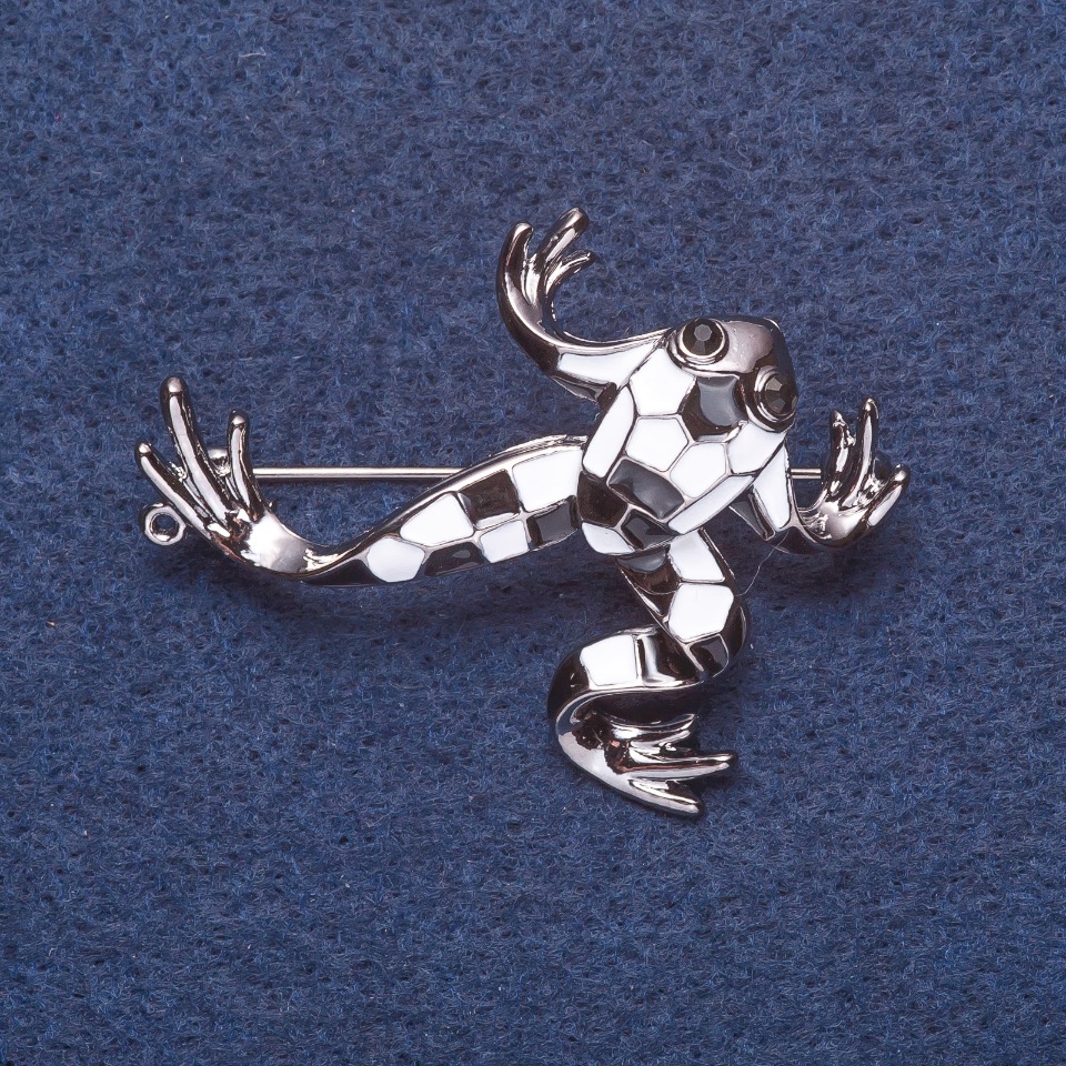 Brooch 'Frog Domino' in silver-tone metal, 4×4 cm