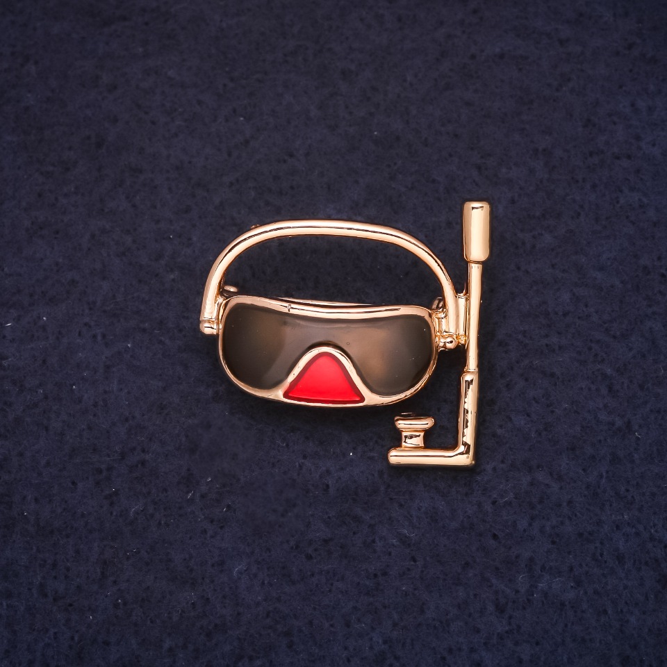 Mask Brooch 30×28 mm Enamel Brown and Red on Gold-Tone Metal