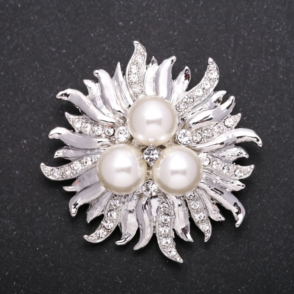 Pearl 'Flower' Brooch in White Silver color 50mm