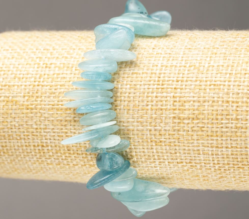 Bracelet made of natural aquamarine stones, 'Needle' chip on elastic, diameter 10-25×3-6 mm, circumference 18 cm