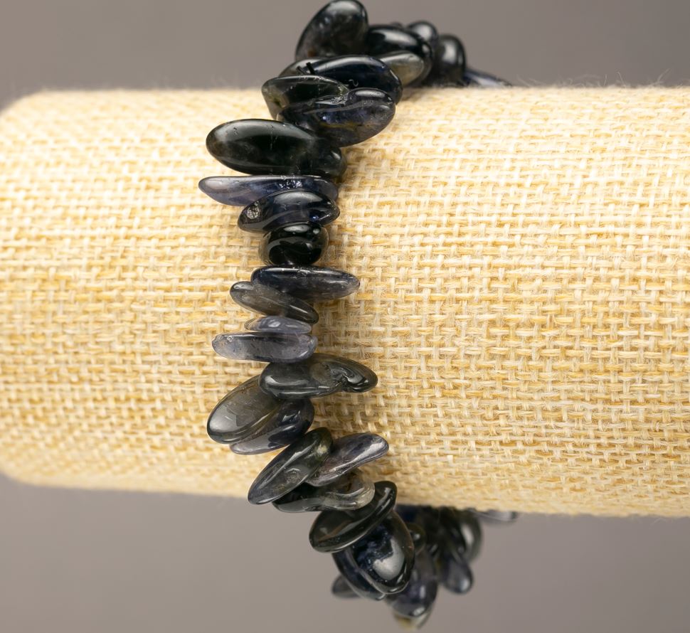 Elastic bracelet with natural iolite chips 'Needle', diameter 11-21×4-8 mm, length 18 cm +