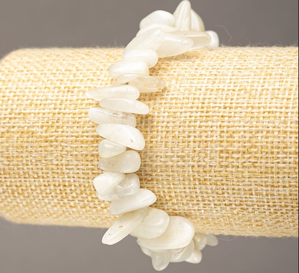 Браслет з натурального каменю Адуляр крихта "голка" на резинці d 11-23х3-6(+-)мм, довжина 18см