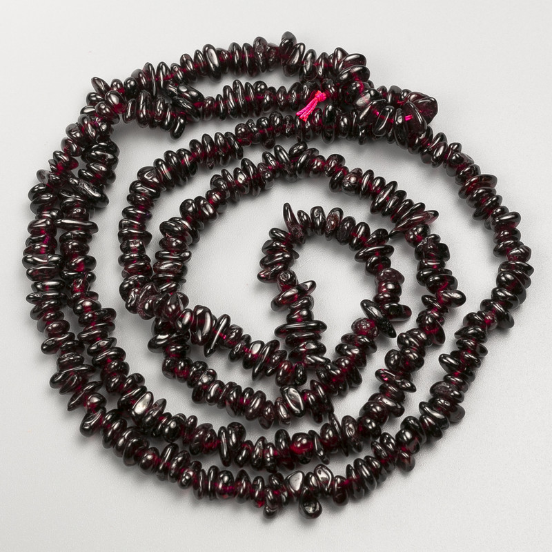 Garnet beads, natural stone chips, diameter 5–8 mm, 5×3 mm, length approx. 80 cm on thread