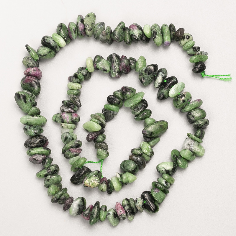 Beads of natural zoisite, chip-like on thread, 7×3 mm, length approx. 41 cm