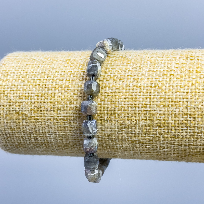 Bracelet Labradorite natural stone, faceted cube, diameter 6x6mm+- with seed beads 2mm+-, length 18cm (stretch)