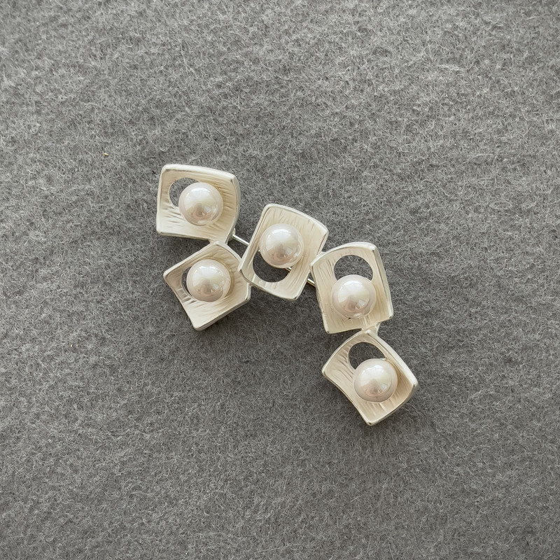 Accent Brooch with White Pearls, Silver Metal 62x37mm +