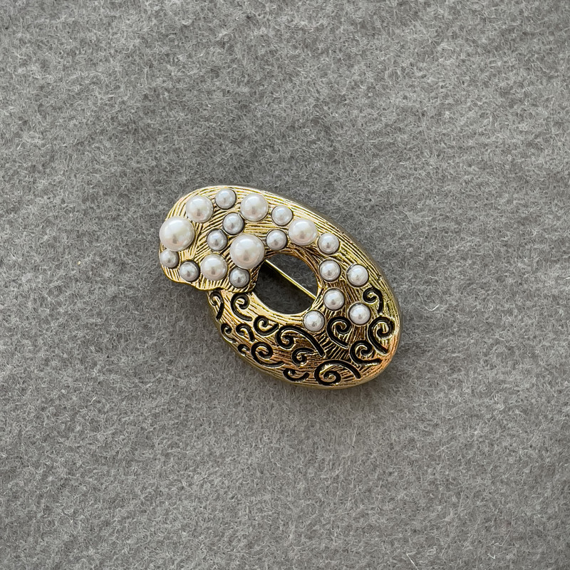 Accent Brooch with White Pearls, Gold-Tone Metal 40x25mm +