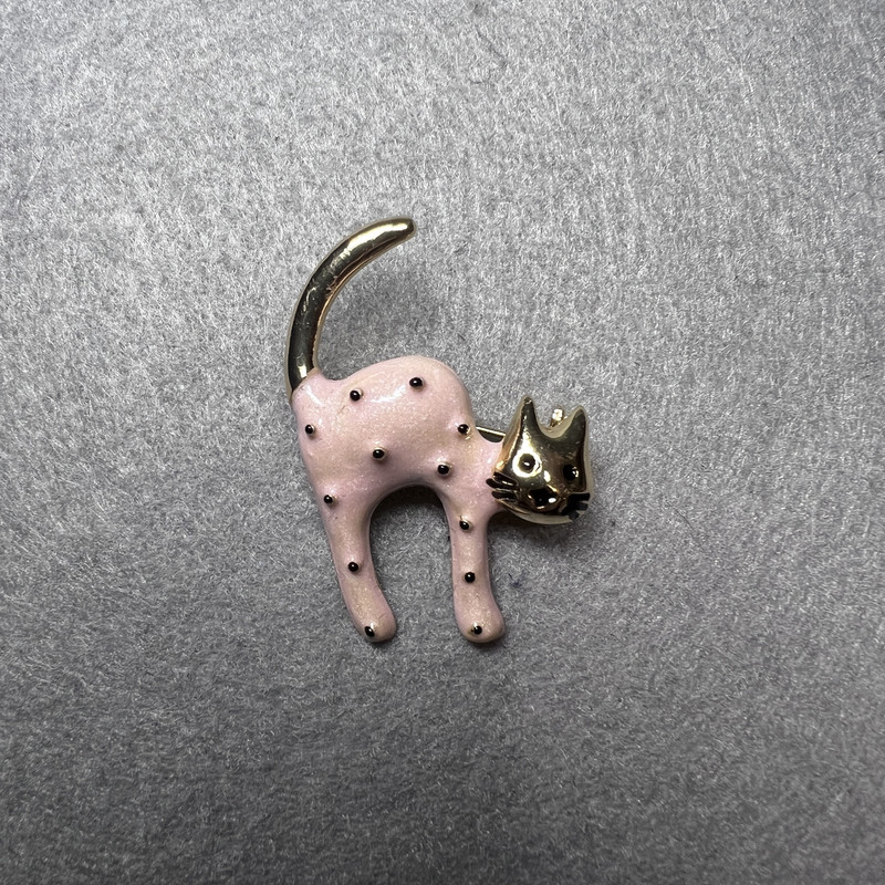 Cat Brooch with pink and black mother-of-pearl, gold-tone metal 28×37mm