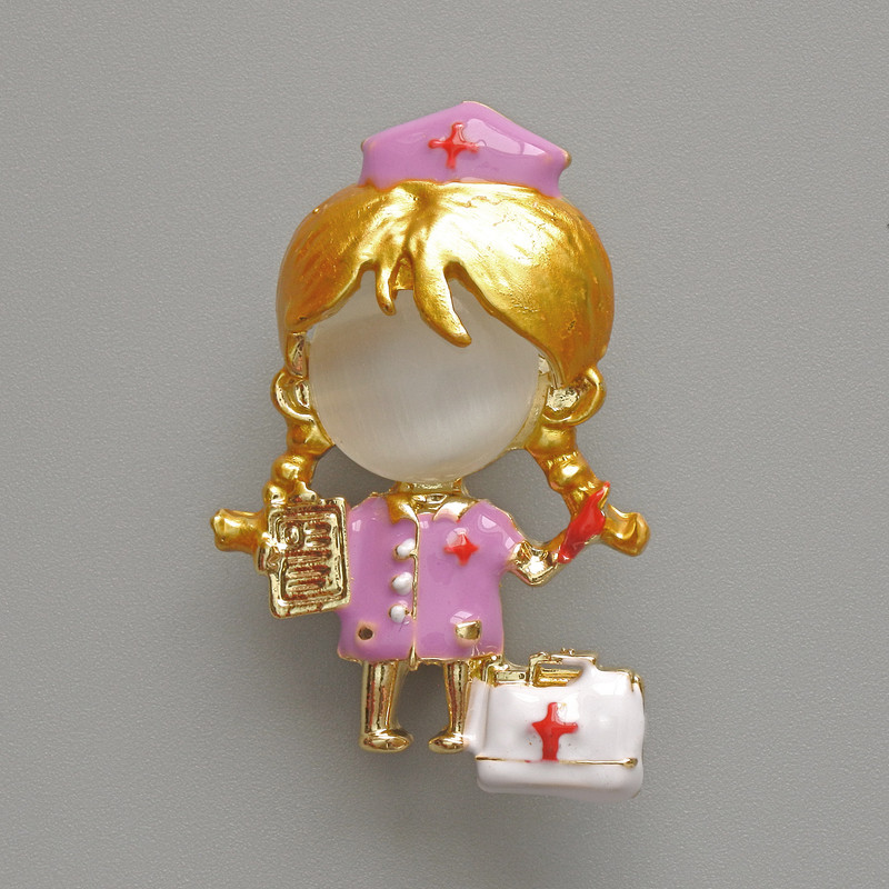 Брошка кулон Медсестра біле котяче око, фіолетова та біла емаль, золотистий метал 23х36мм